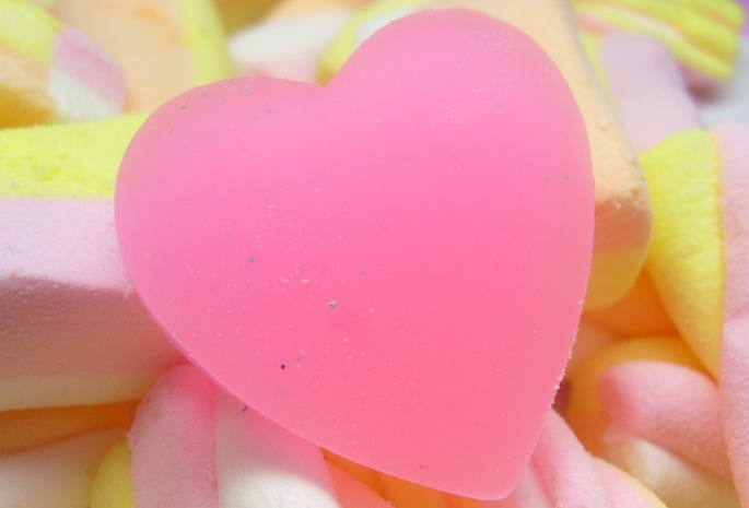 обемное сердечко, розового цвета, конфетки