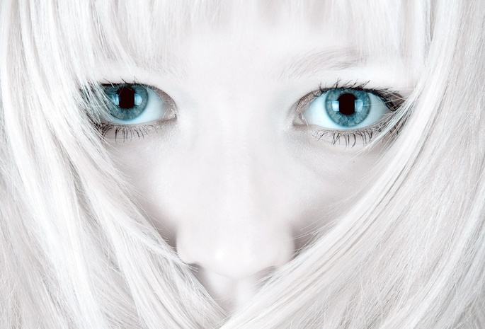 Голубые глаза и белые волосы