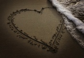 сердце, рисунок на песке, волны моря