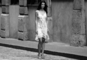 Улица, одинокая девушка, прогулка, белое платье, черно-белое фото