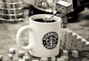 чашка кофе, кубики сахара, картонный человечек