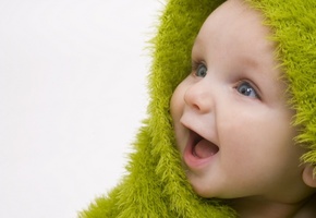 очаровательный малыш, зеленое покрывальце, улыбка