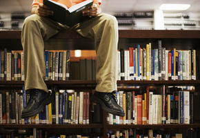 Библиотека, ноги, книги, читает
