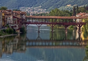Деревянный мост через реку Брента, город Бассано-дель-Граппа, Италия
