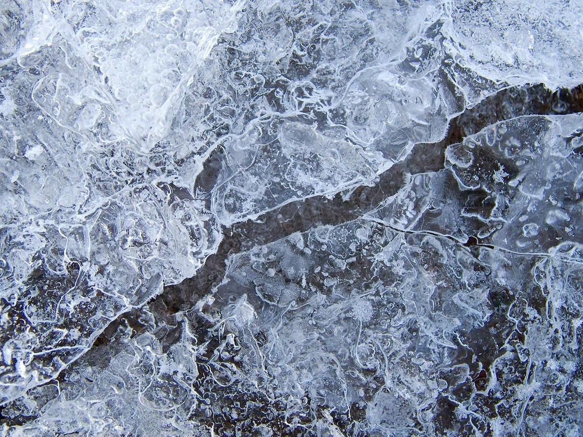 тонкий лед, трещины, капельки воды