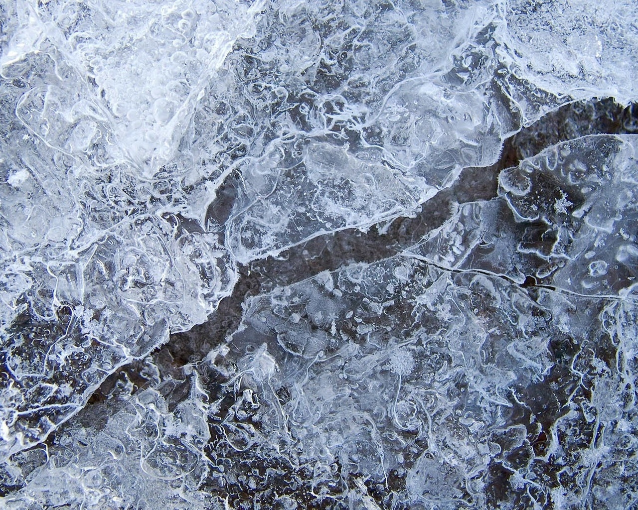 тонкий лед, трещины, капельки воды