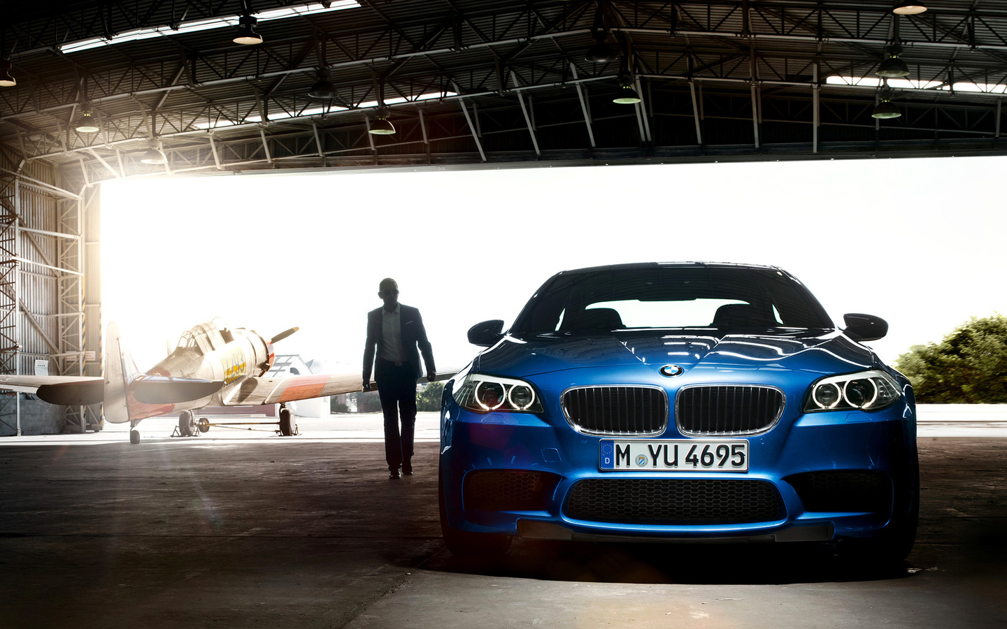 man, , , , hangar, Bmw m5 2011, , , car