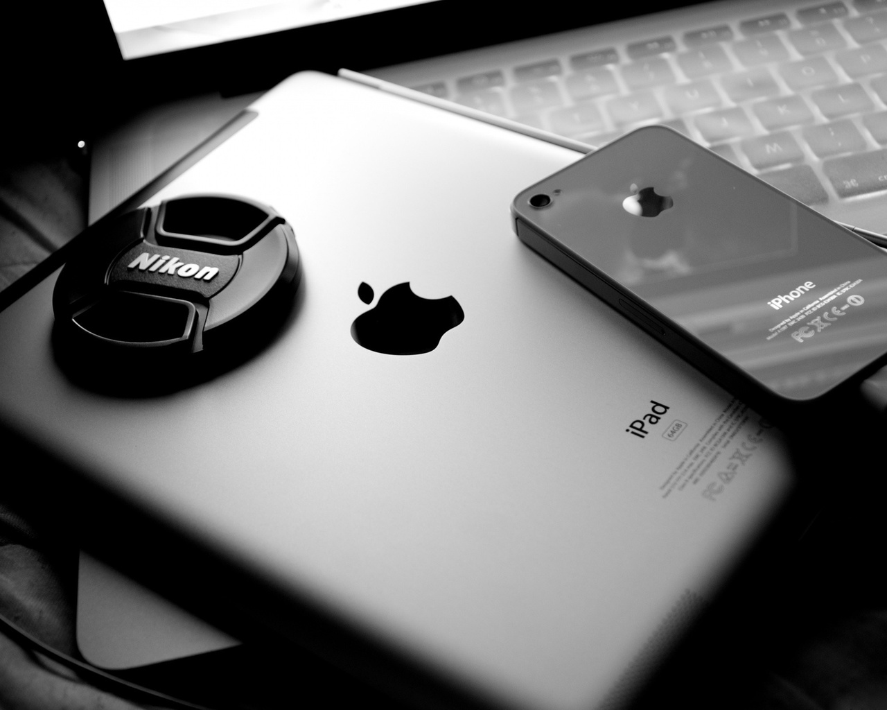 ipad 2, iphone 4, nikon, macbook pro, apple, iphone 4s