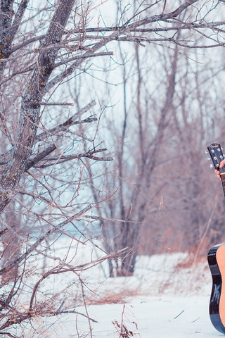 Girl, guitare, snow